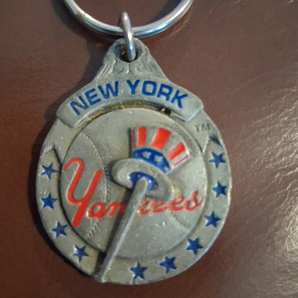 New York Yankees MLB Medallion Keychain Red Blue Silver Baseball EUC